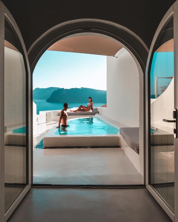Aspaki by Art Maisons, suite avec piscine dans la chambre à Oia, île de Santorin
