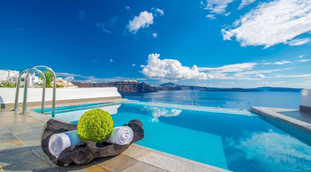 Santorini Secret Suites & Spa, grande suite avec piscine privée et vue sur la caldeira au Santorini Secret Suites & Spa, Oia.
