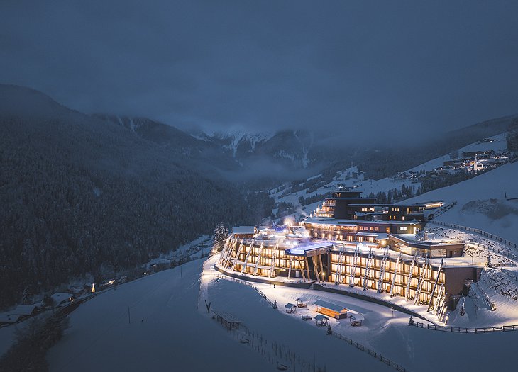 Alpin Panorama Hotel Hubertus avec piscine irréelle suspendue Italie Valdaora
