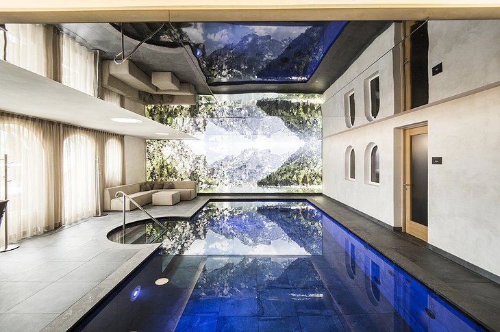 piscine chauffée intérieur Hôtel Hubertus Italie Valdaora  