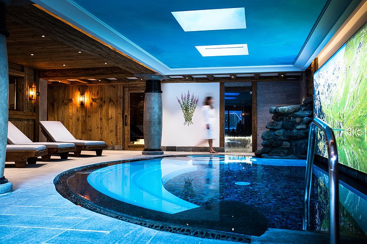 spa de l'hôtel piscine intérieur chauffée Les 3 Vallées France Saint-Marcel