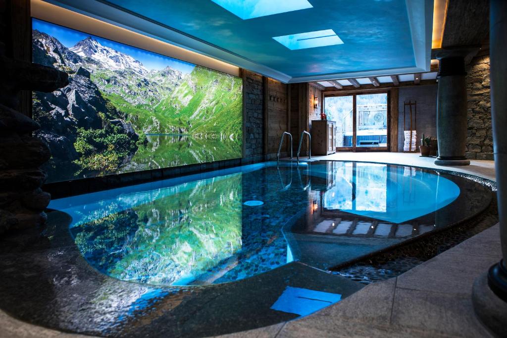 spa de l'hôtel piscine intérieur chauffée projeté dans les montagnes La Bouitte France Saint-Marcel Saint-Marcel 