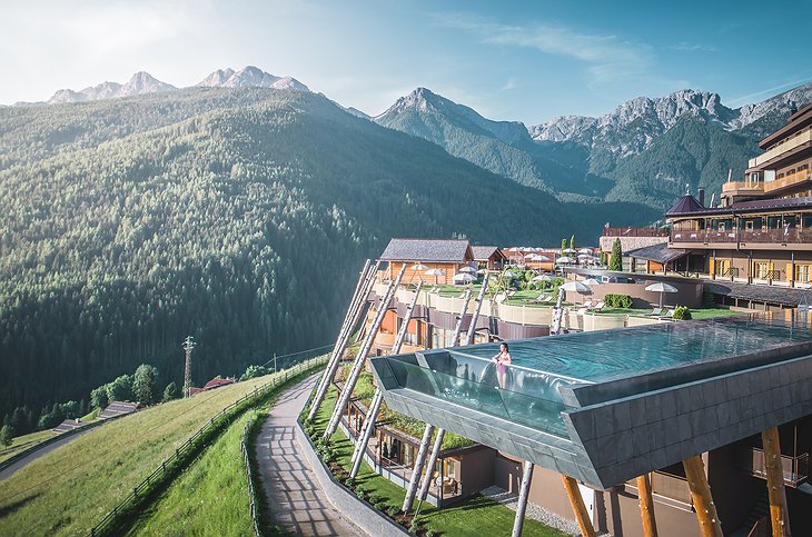 Alpin Panorama Hotel Hubertus avec piscine irréelle suspendue Italie Valdaora
