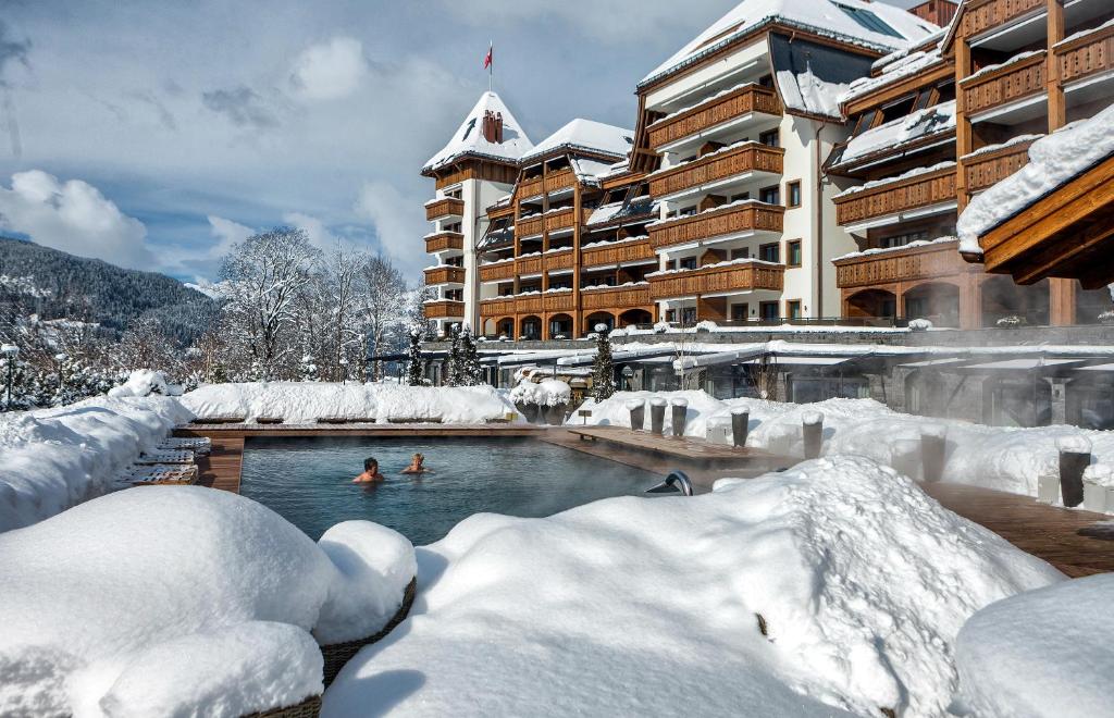 Hôtel The Alpina Gstaad - piscine extérieur chauffée - le moderne chic par excellence Suisse Gstaad