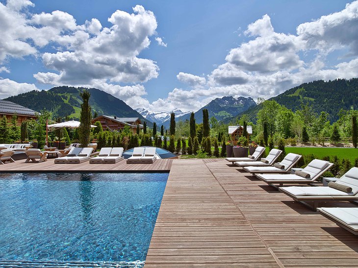 Hôtel The Alpina Gstaad piscine extérieur chauffée offre une vue complète sur les Alpes bernoises et la région de Saanen 