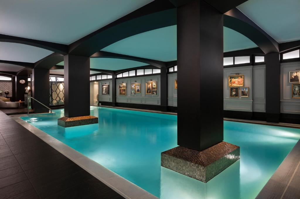 Hôtel Barrière Le Fouquet's piscine intérieure chauffée et SPA 