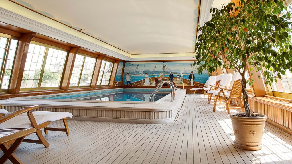 Le Bristol Paris - an Oetker Collection  - piscine sur le toit avec vue sur Paris 8ème piscine intérieure chauffée
