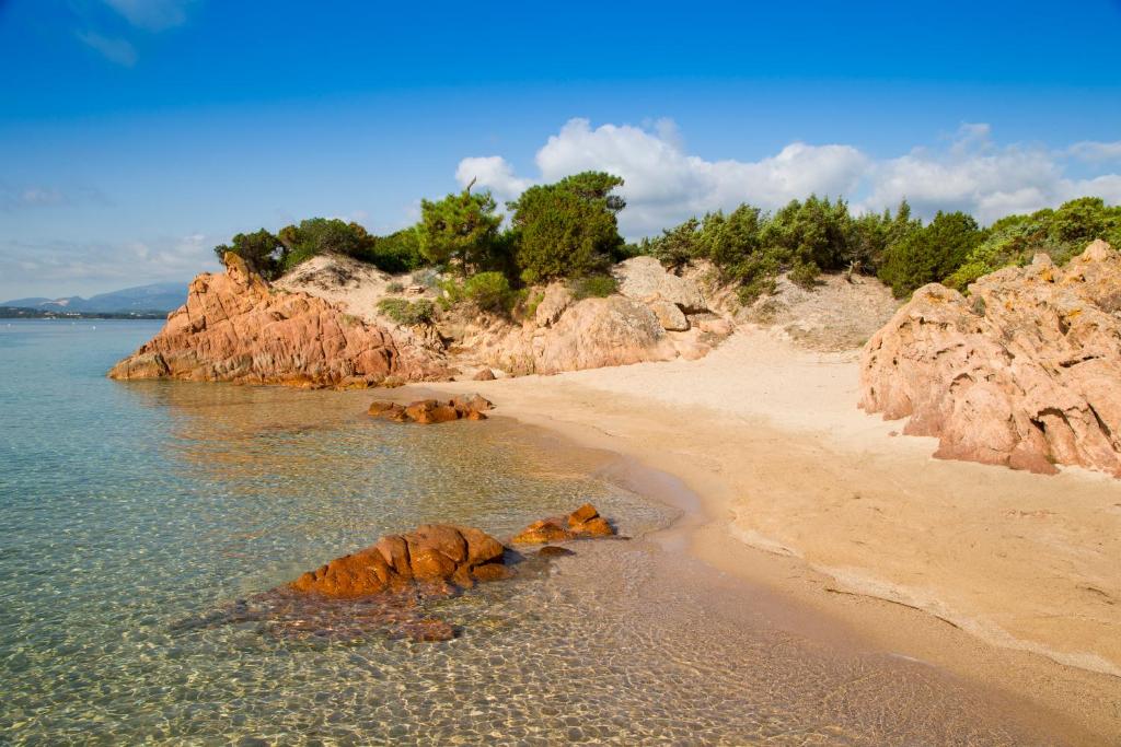 La plage Casadelmar hôtel avec plage privée presqu'île du Benedettu Porto Vecchio Corse