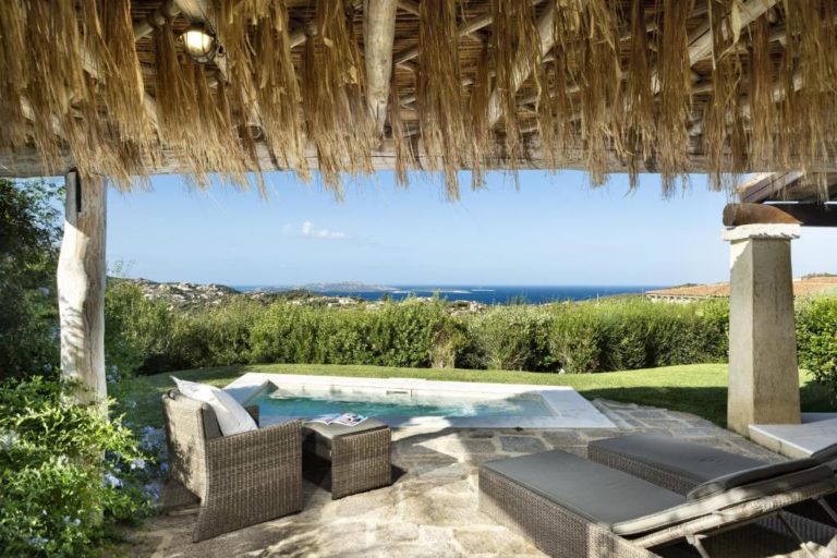 Séjour VIP en Sardaigne Suite exclusive piscine privée vue mer