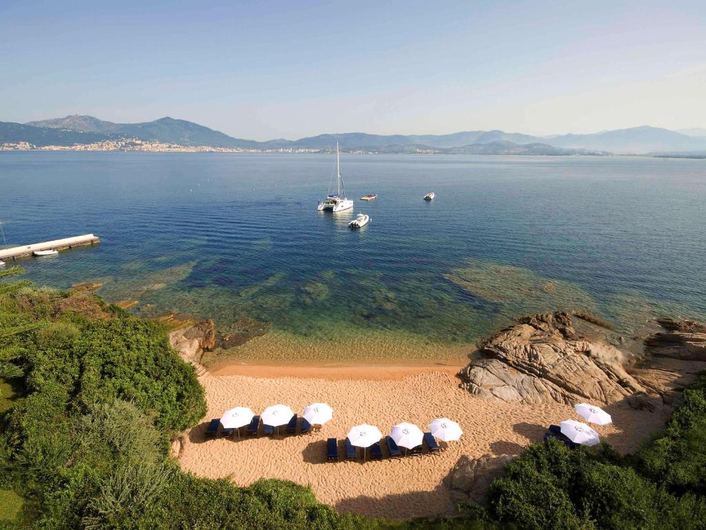 plage privée du sofitel golfe Ajaccio chambre et hôtel avec plage privée en Corse du Sud