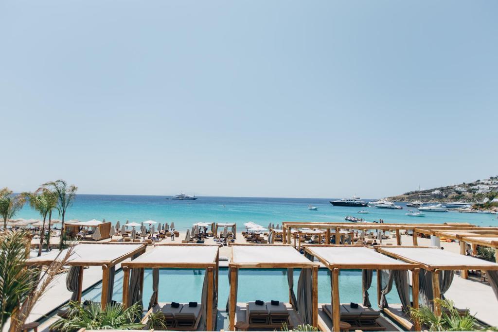 Hôtel Branco Mykonos accès direct de la piscine extérieure à la plage Platis Gialos