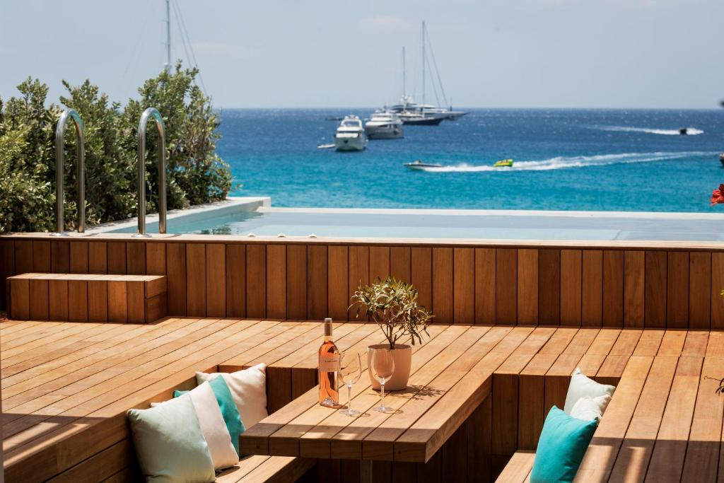 Hôtel Mykonos Dove Beachfront piscine avec vue sur la mer
