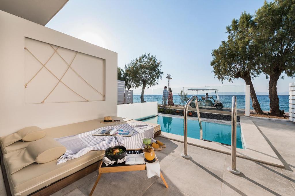 Séjour à Rhodes et hébergement avec piscine privee vue mer et acces direct plage Villa di mare seaside suites