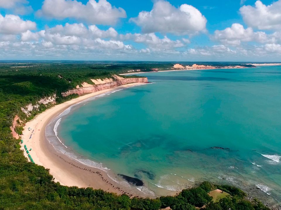 Plage Baía dos Golfinhos au Brésil