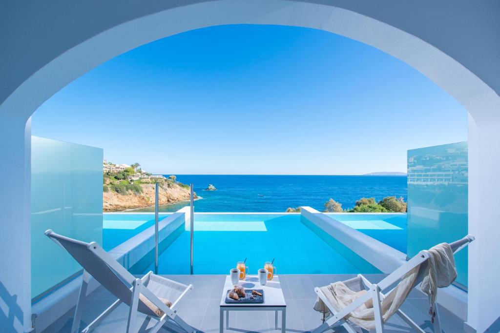 Chambre Supérieure avec Piscine Privée Vue sur Mer au Peninsula Resort and spa de Agia pelagia Crète Grèce