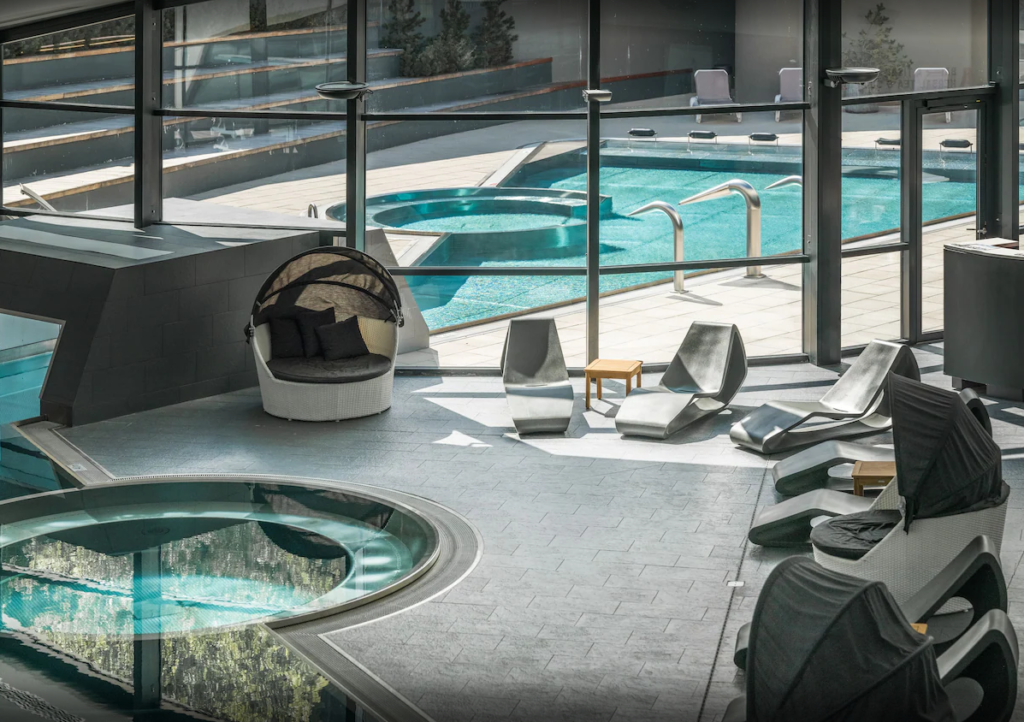 Ecrin Blanc Resort Courchevel 4* 1550 avec accès privé au parc aquatique Aquamotion
