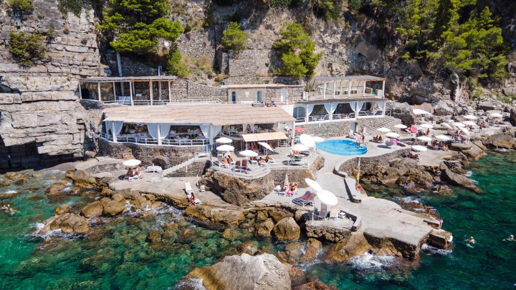 Grand Hotel Tritone**** un coin de paradis perché sur une falaise et sa plage privée atypique sur la côte amalfitaine