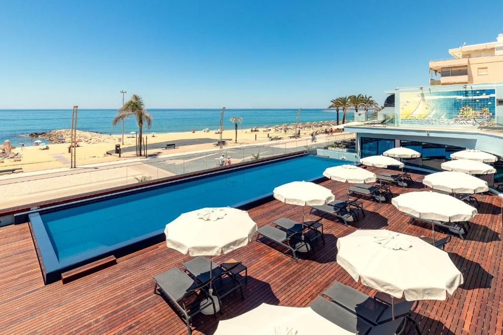 piscine de l'hôtel avec vue sur la plage privée