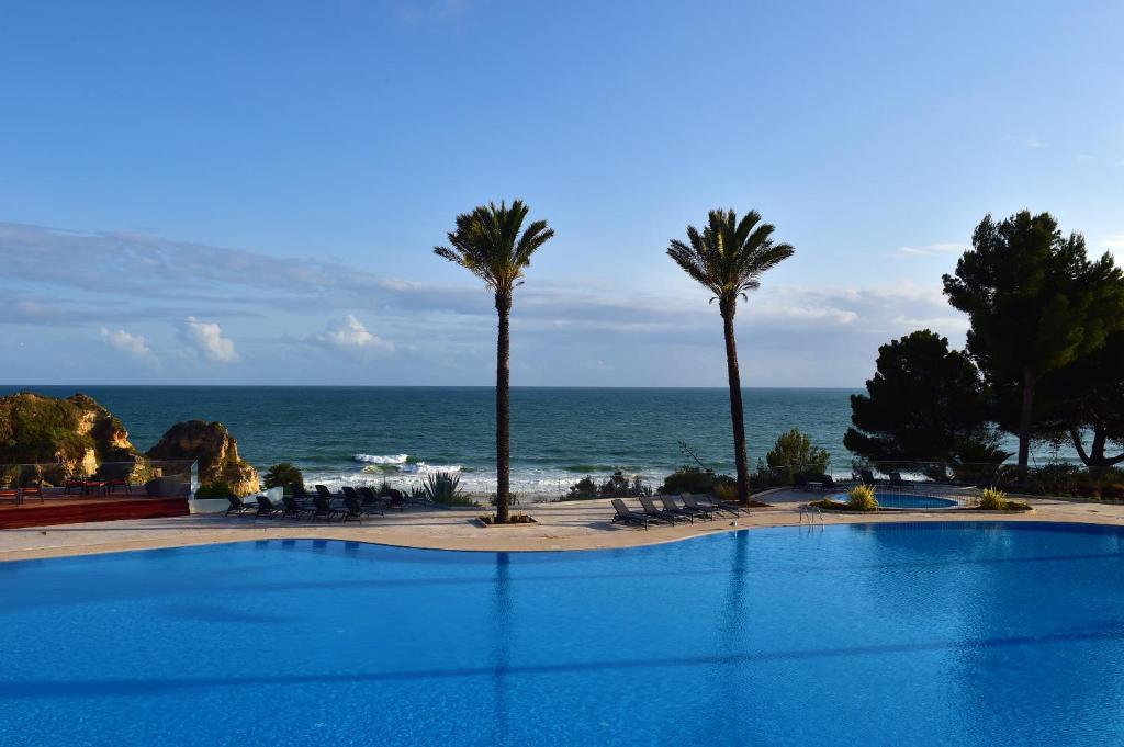 vue panoramique piscine océan atlantique portugal L'Hôtel Pestana Alvor Praia Premium Beach & Golf Resort***** avec accès plage dans la région de l'Algarve