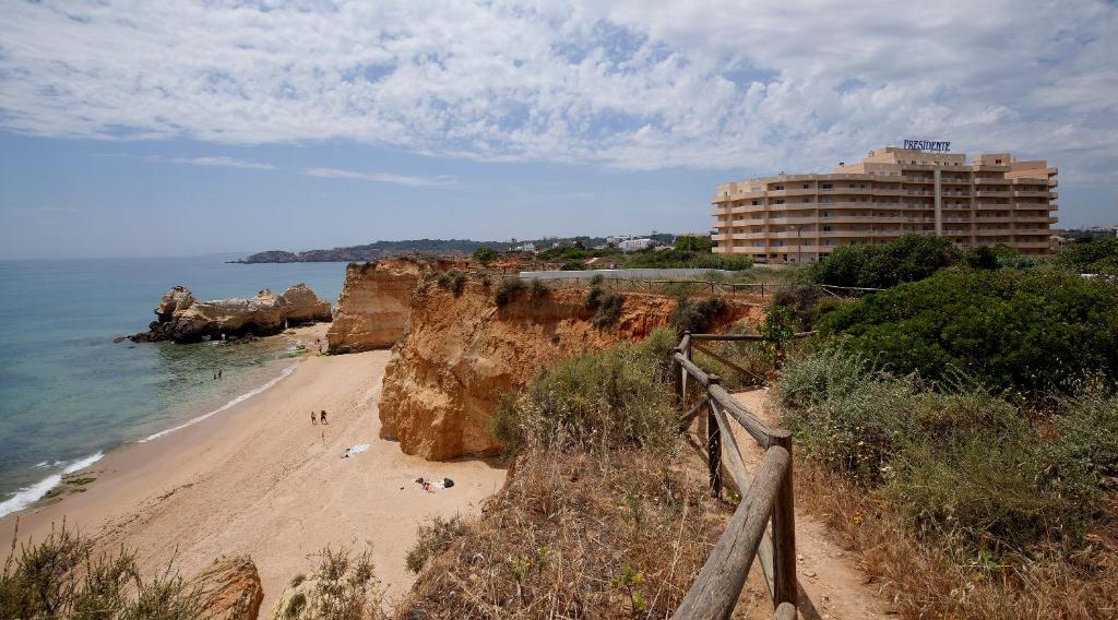 Vue hotel sommet falaise de Paria do Vau, plage et mer Le TURIM Presidente Hôtel**** au sud du Portugal à 2km du centre de Portimão