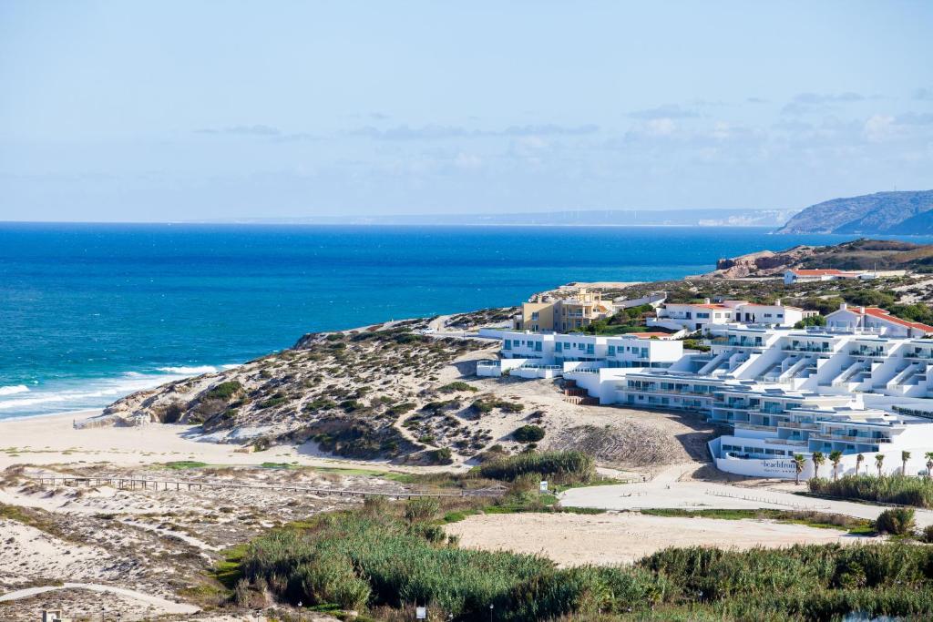 vue panoramique sur la mer la plage et le complexe Complexe The Beachfront - Praia D'El Rey Golf & Beach Resort***** avec plage sur la Côte d'Argent du Portugal