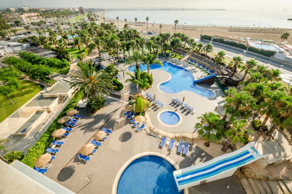 Hotel spa piscine sur la plage de Pineda près de Salou