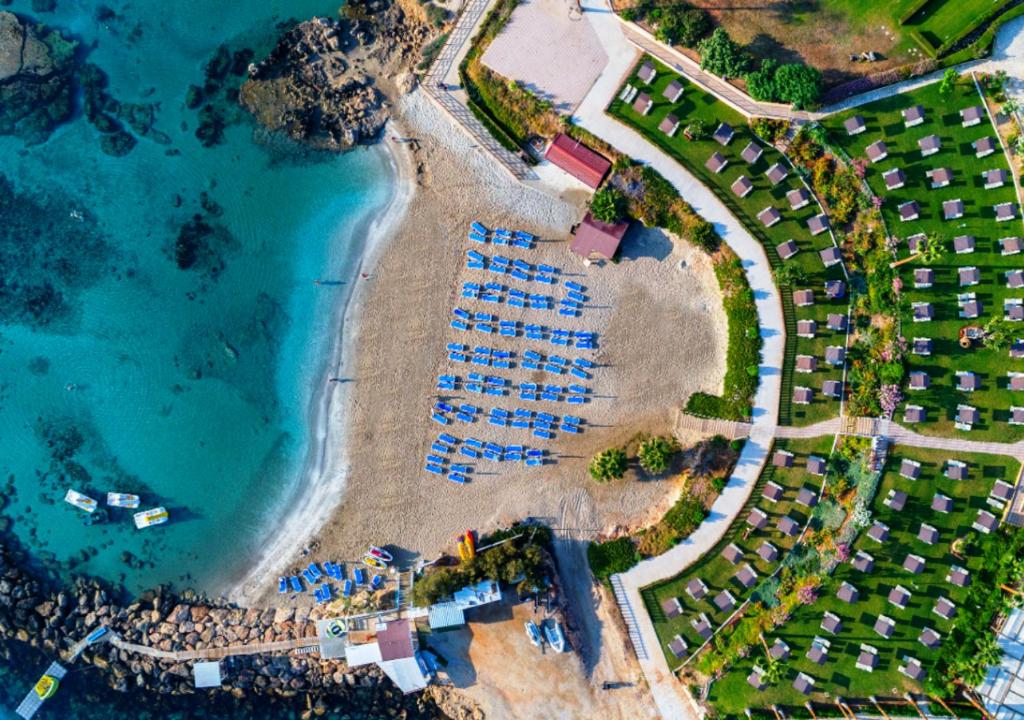 plage isolée Cavo Maris Beach Hotel de plage chypre jardins luxurieux