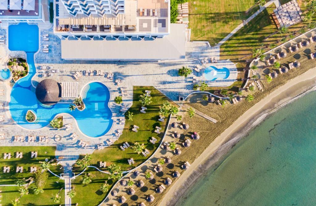 Larnaca île chypre Le Golden Bay Beach Hotel plage privative sable et mer