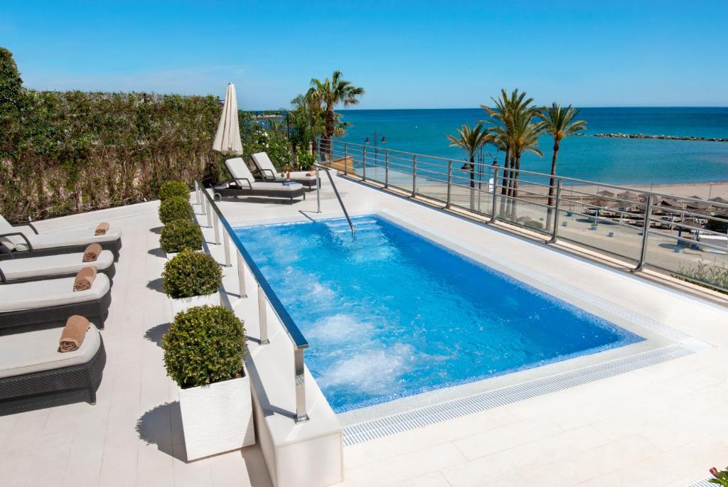 piscine vue panoramique sur la mer d'uhotel Benalmádena Espagne