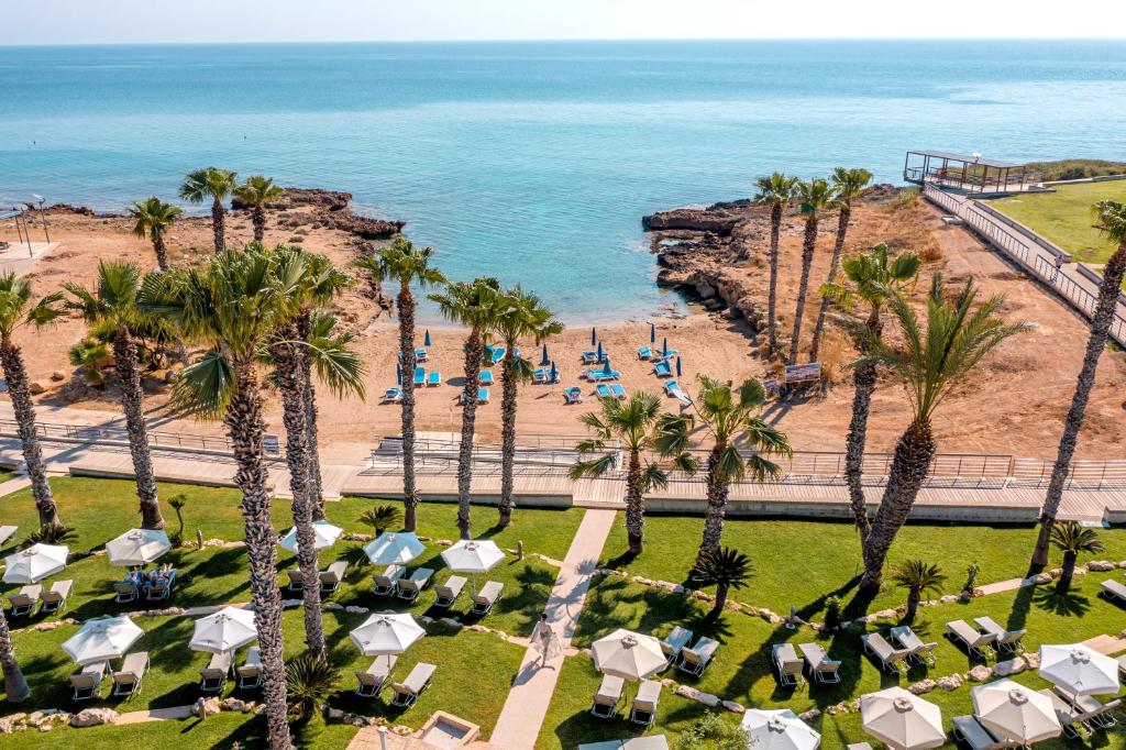 plage de paphos et pelouse vue de l'hotel Louis Althea Beach à chypre