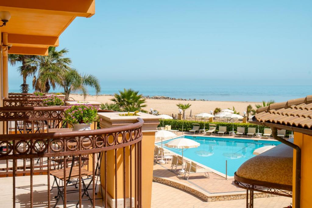 vue sur piscine et plage privative sable doré hotel Porto Empedocle Sicile