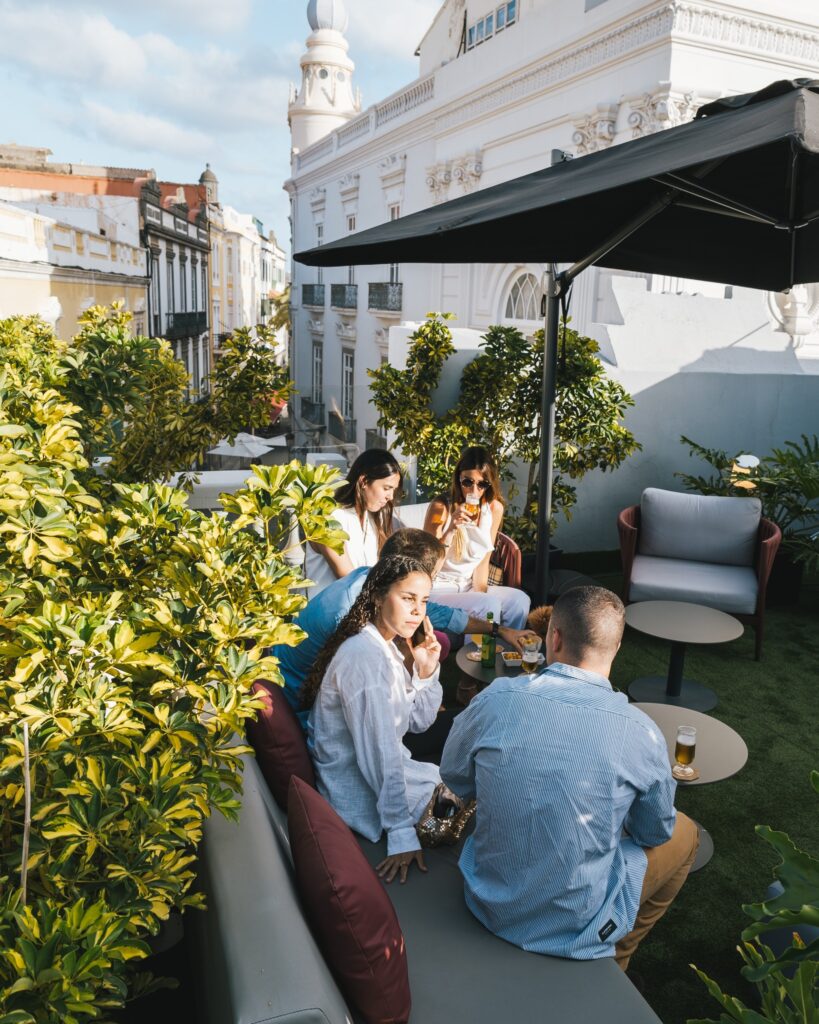 Hotel à Las Palmas de Gran Canaria offrant une vue incroyable depuis sa terrasse de 500m carrés, avec tout le confort et une ambiance relaxante. Idéal pour flaner dans les rues de Triana et Vegueta.