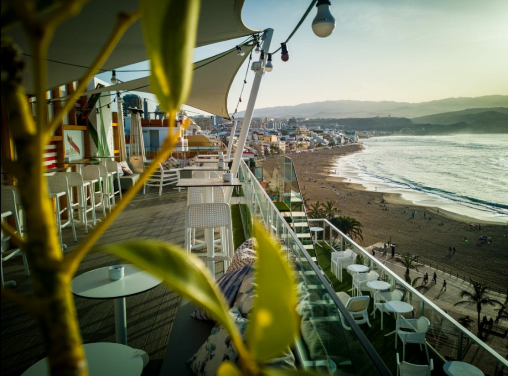 Hotel à Las Palmas de Gran Canaria offrant une terrasse à la vue epoustouflante avec la plage de Las Canteras à deux pas. Le lieu idéal pour profiter du coucher de soleil en dégustant de merveilleux cocktails dans une ambiance chill. 