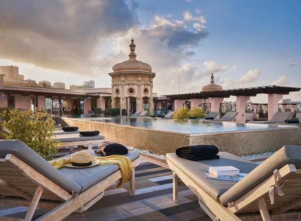 Hotel à Las Palmas de Gran Canaria avec le plus grand rooftop de la ville offrant une vue exceptionnelle sur la ville depuis sa piscine à débordement