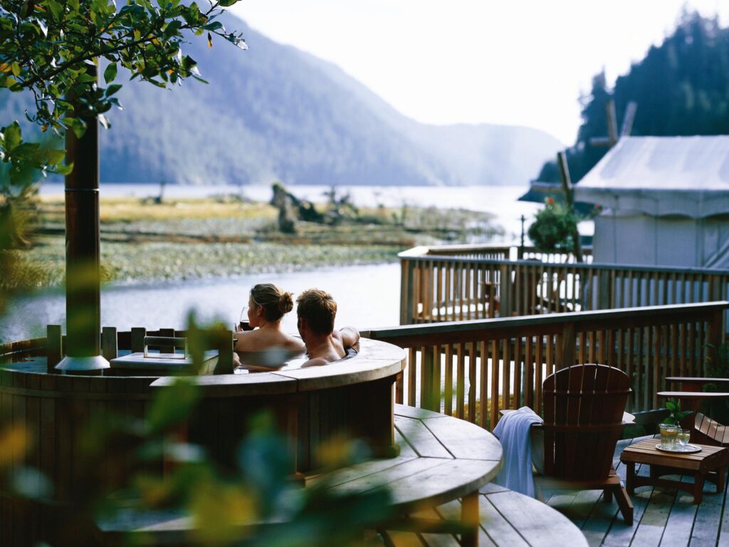 Le Clayoquot Wilderness Lodge propose des espaces de détente extérieur comme un bain nordique face au lac 