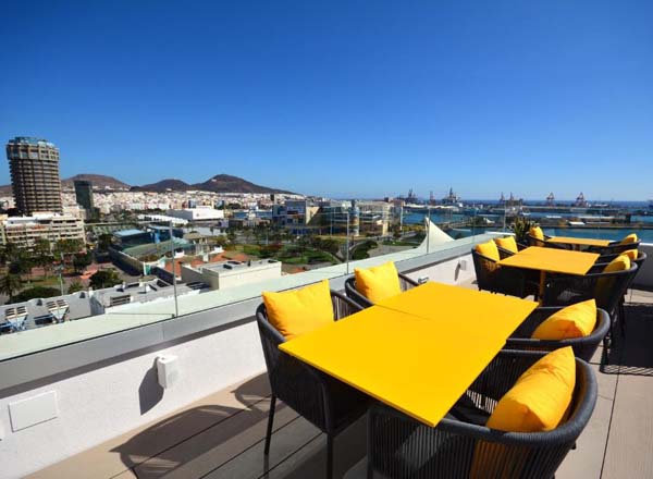 Hotel à Las Palmas de Gran Canaria avec la terrasse la plus haute de la ville, elle offre une vue panoramique sur la ville et le port dans une ambiance calme et tendance. 