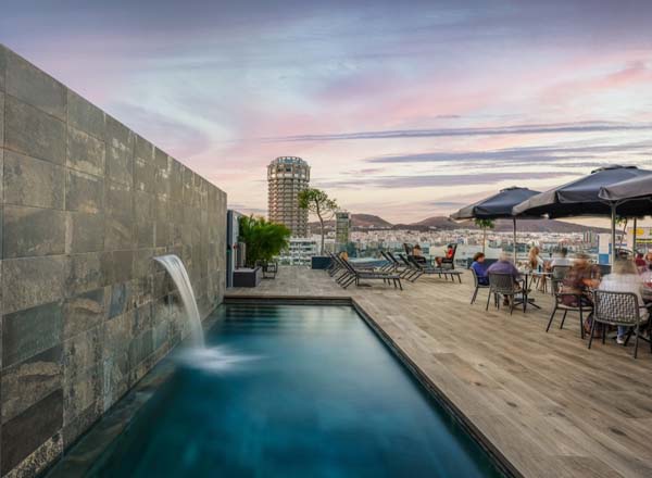 Hotel à Las Palmas de Gran Canaria offrant une vue panoramique sur Las Palmas depuis une terrasse moderne avec piscine et une ambiance cosy 